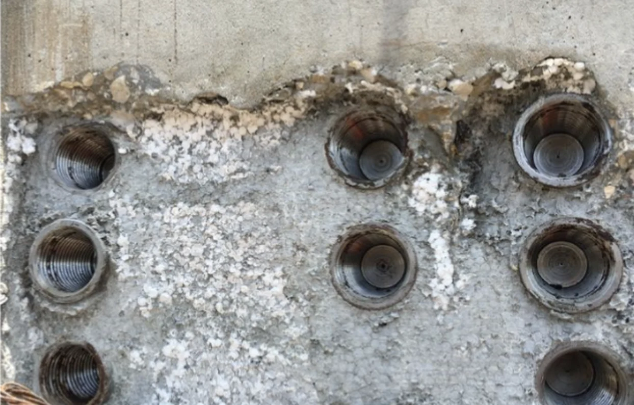 מחברי נקבה יצוקים בקיר, מוכנים לשלב היציקה הבא