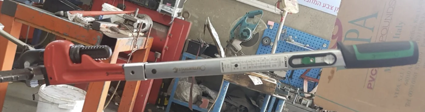 מפתח צינורות ומפתח עם מד מומנט לנעילת המחבר
