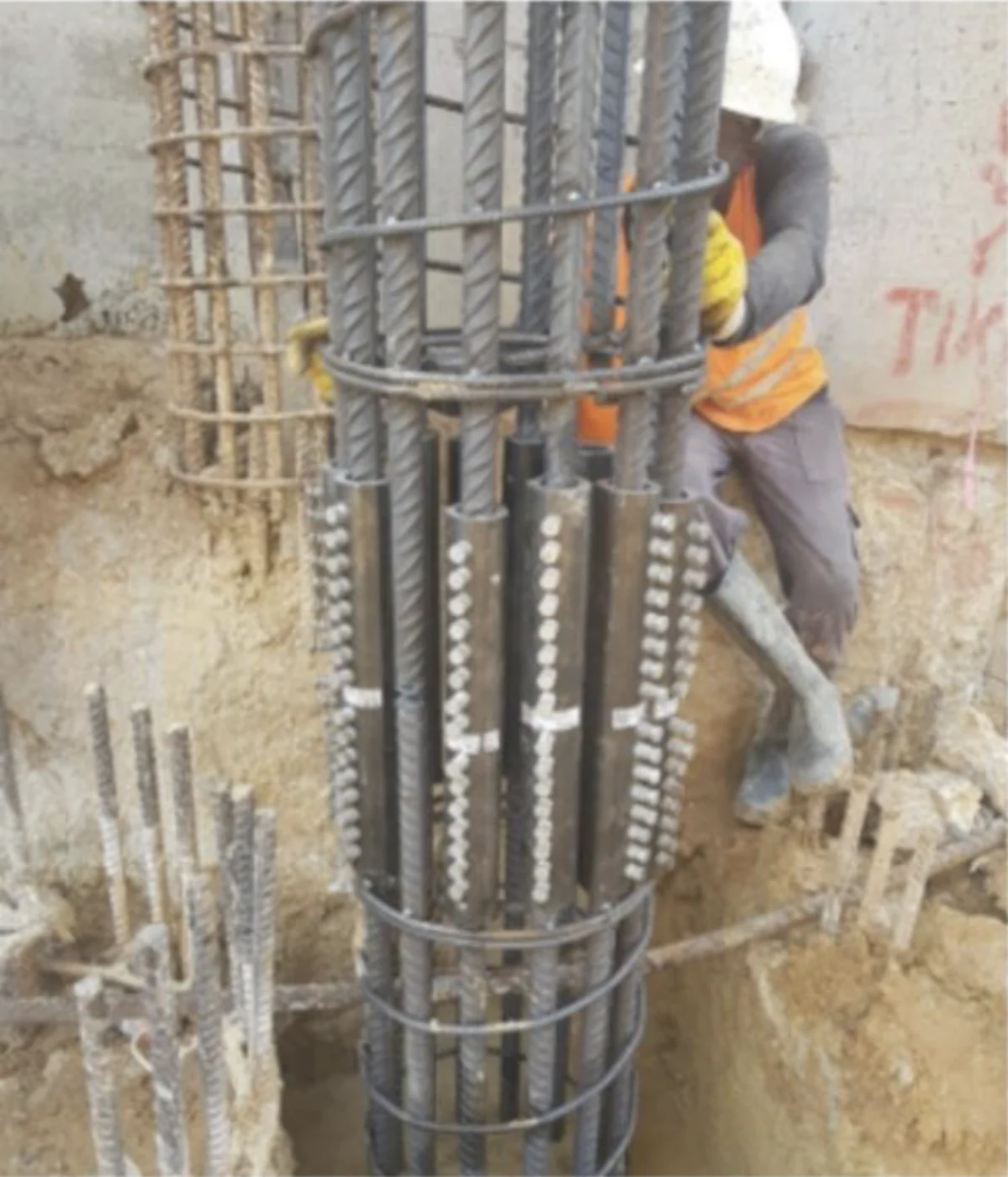 מחברי זאפ בכלוב ברזל באתר, לאחר חיבור